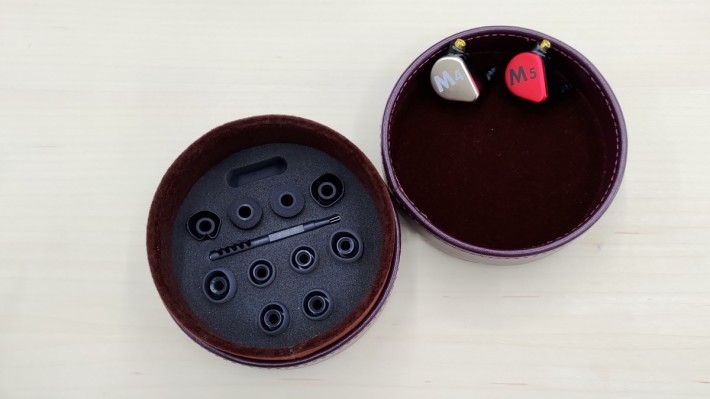 M4 及 M5 均附一個酒紅色的耳機盒，同樣可放多個耳塞及配件。