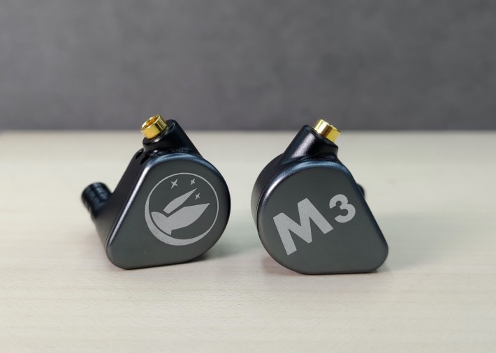 一圈兩鐵的灰黑色 M3，屬中性平衡的耳機。