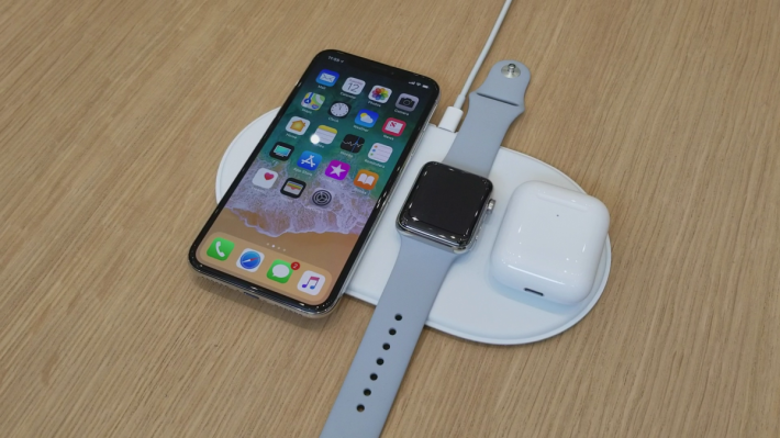 Apple 是在 2017 年與 iPhone X 一起公布 AirPower 的，但最終胎死腹中。