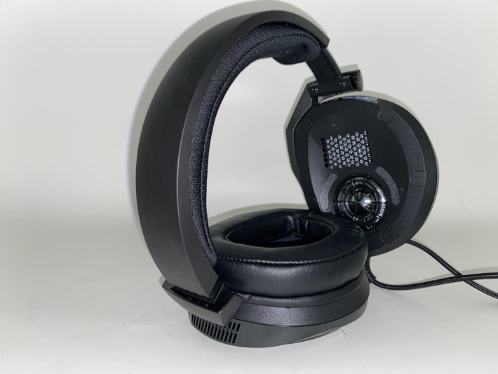 在耳罩下可以看清楚上方的駐極體單元，以及位於下方的釹磁鐵低音單元。