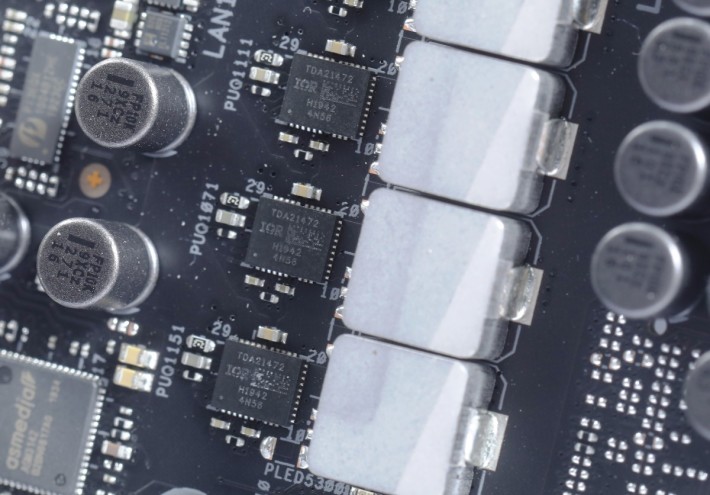 採用 Infineon TDA21472 OptiMOS Powerstage 70A 高性能供電晶片