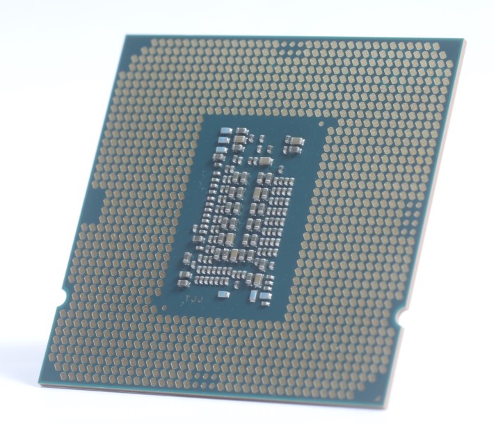 10 代 Core i5 CPU 的底部