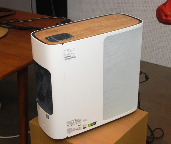 Acer ConceptD 500 CT500 電腦，擁有木紋效果上蓋。