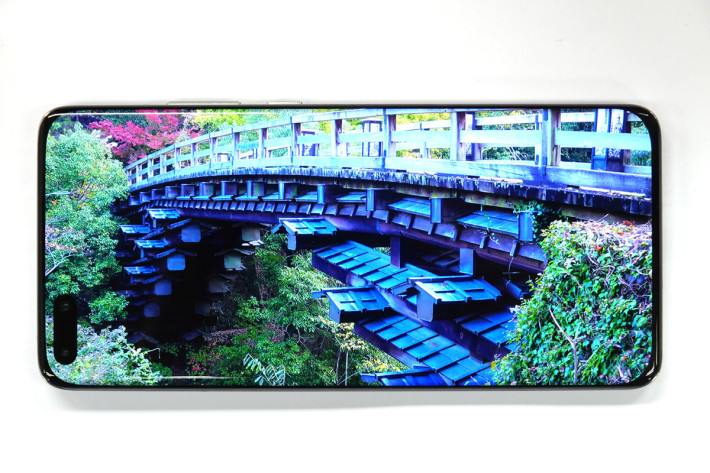HUAWEI P40 Pro 的 6.58 吋 OLED 屏幕質素高，顏色表現豐富，光度相當足夠。