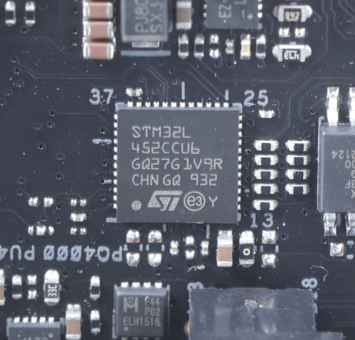 板上功能多多，所以也採用了 STM32L4 32-bit ARM Cortex-M4 MCU 微控器，可謂「落重本」之作。