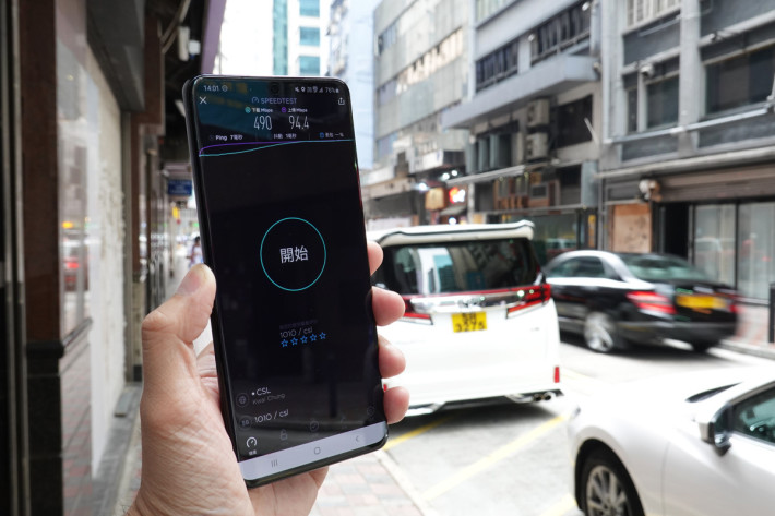 在銅鑼灣街頭進行測試，csl Mobile 的 5G 網絡表現相當強勁。