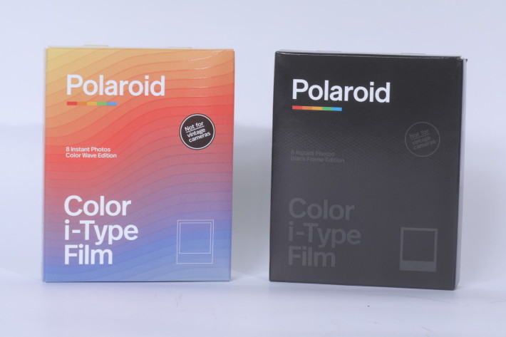 Polaroid Now 推出的同時也有新的波浪紋 Color Wave 及黑框 BlackFrame 兩款限量版彩色相紙。