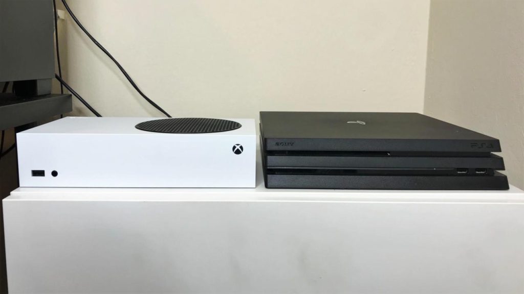 與 PS4 Pro 比較厚度，可見強調為「最小的 Xbox 」的 Series S 比 PS4 Pro 更輕薄。