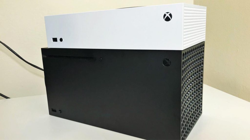 Xbox Seires X|S 疊起來比較尺寸。