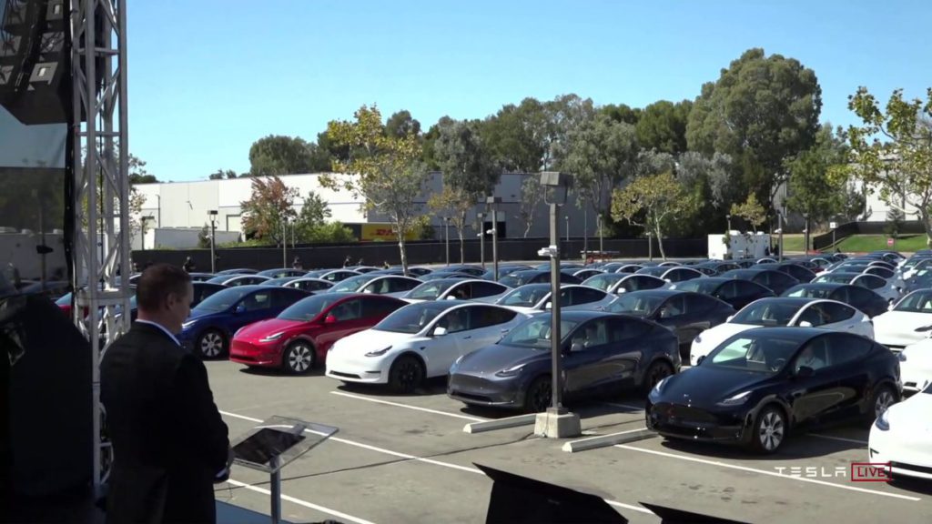 今年 Tesla 電池日在公司停車場舉行，來賓都坐在自己的車裡，像去汽車影院一樣。