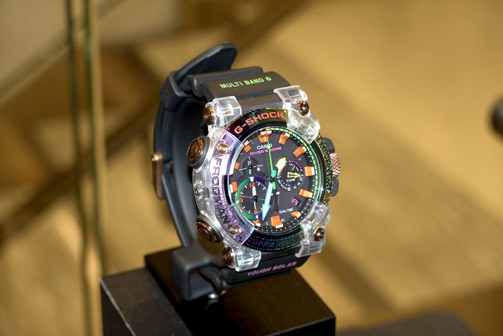 防震手錶 MTG-B1000VL 玩火山閃電現象的色彩。