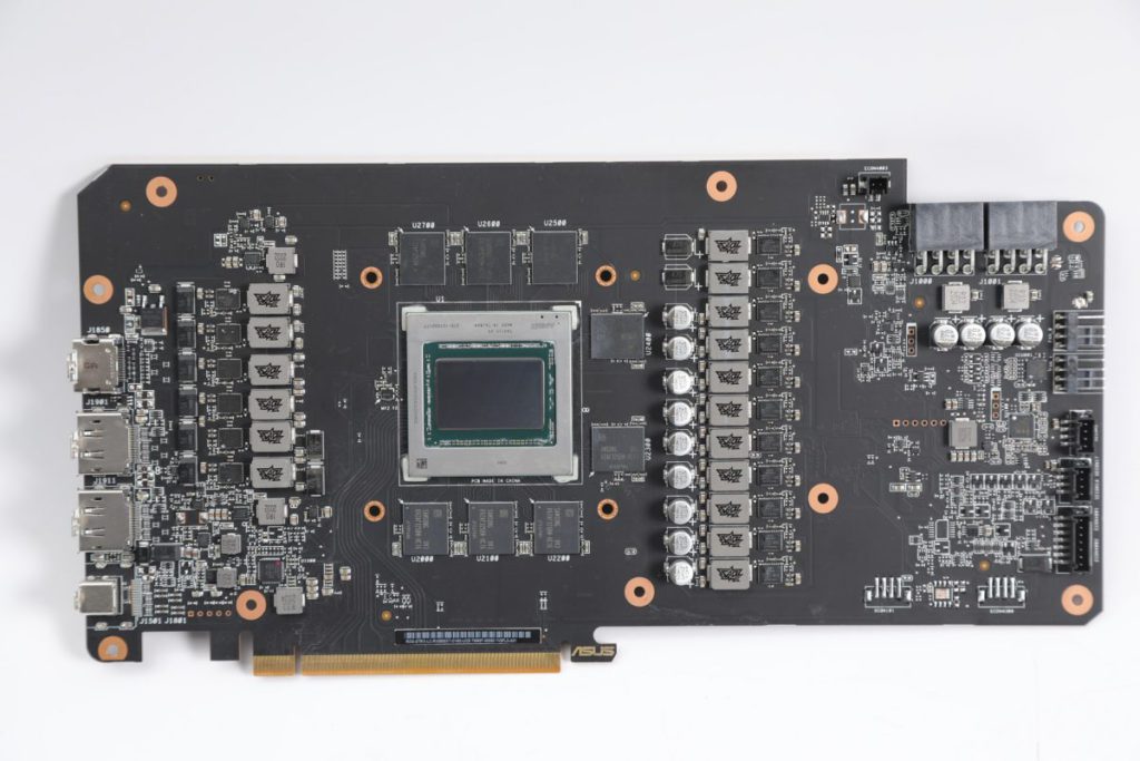 AMD公版採用14層PCB，包括4層2oz Copper及15 Power Stage Phases。ASUS也不遑多讓，採用15（GPU）+2/1（GDDR6）相供電。