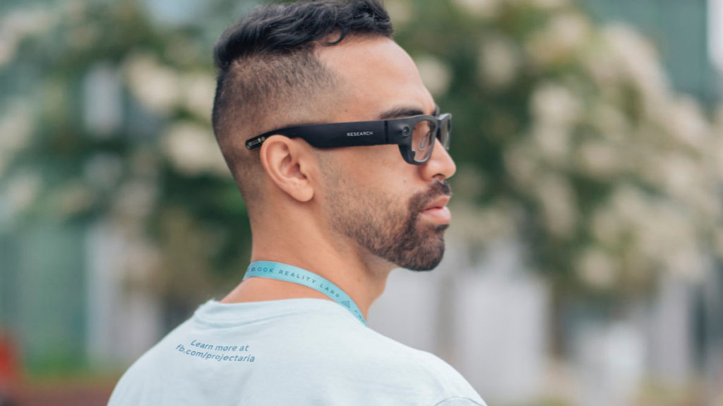 Facebook 職員戴著 Facebook 智能眼鏡原型進行測試。