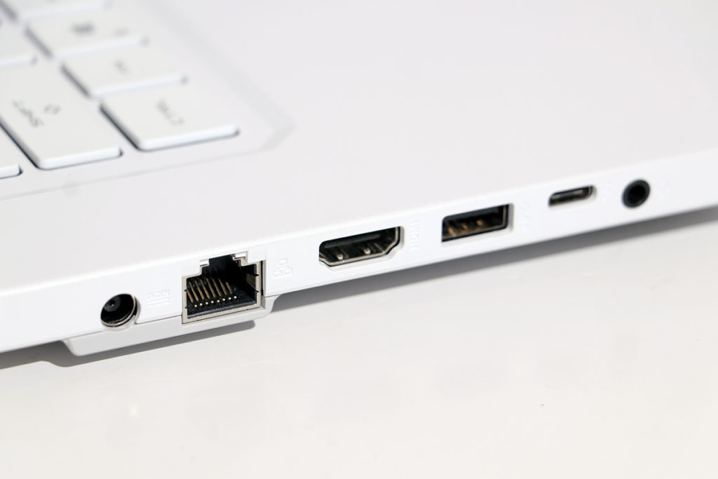 左側設有電源及3.5mm耳機插孔、 RJ45、HDMI、USB 3.2 Gen1 Type-A 和 Type-C USB。