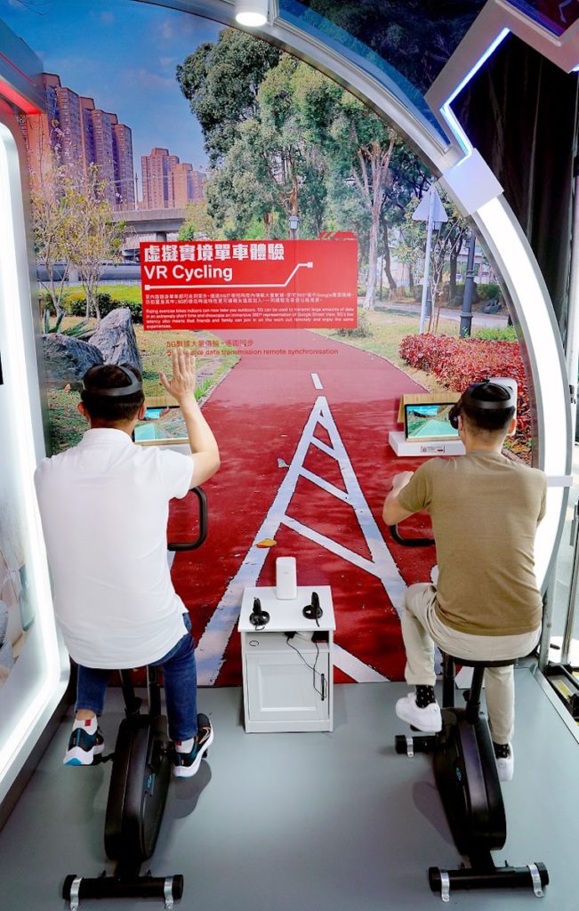 場內有多個 5G 應用方案，首次登場的有虚擬實境單車體驗，參觀者可親身參與。