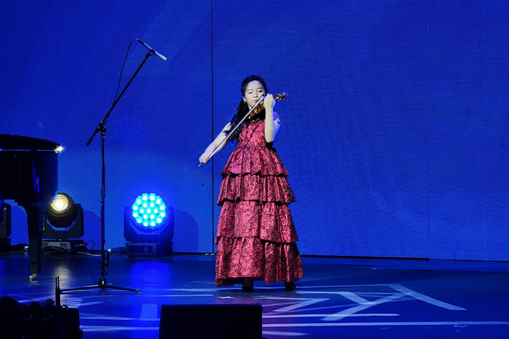 CMHK「共享新未來」啟動禮暨音樂會以天才小提琴家蘇千尋的表演揭開序幕。
