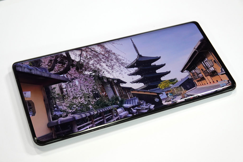 6.67 吋 AMOLED 屏幕畫質維持一貫不俗的品質。