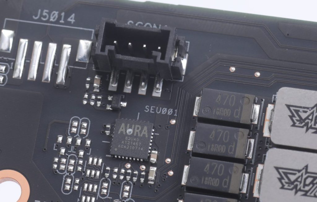 有 AURA 晶片加強 RGB 燈效變化，並大量採用鉭電容等等。
