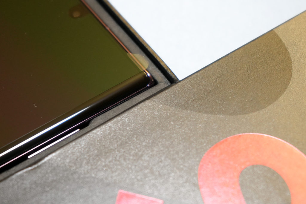 開盒後可見 Galaxy S22 Ultra 屏幕表面有一張膠貼，只是出廠用的保護而非可使用的屏幕保護貼。
