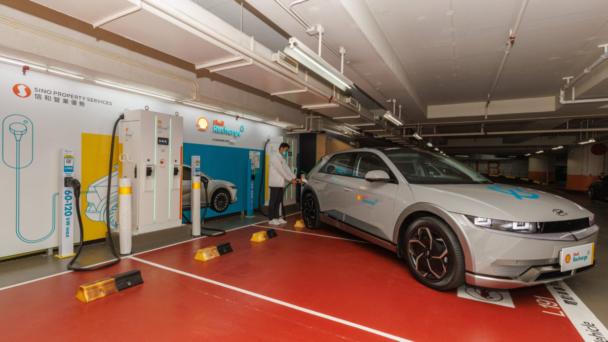 位於尖沙咀中港城開設大型的電動車充電站，提供 4 個 Shell Recharge 快速充電設備，其中包括 1 個充電功率高達 300kW/h 的超級充電設備。