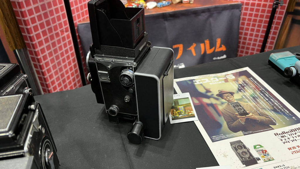 機背可使用 Fujifilm instax 相紙，安裝於雙鏡機沒有難度。