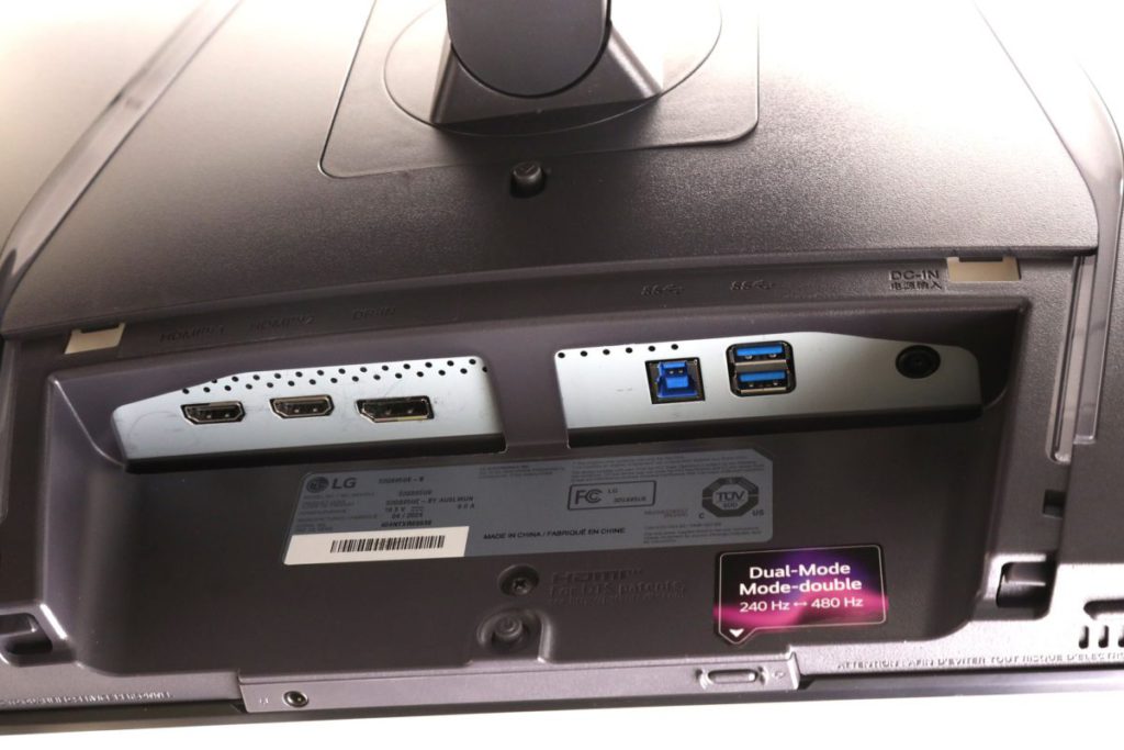 顯示器下方的獨立按鍵切換4K240Hz 及 FHD 1080p480Hz