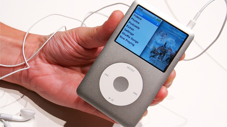 Apple 於 2000 年代推出音樂播放器 iPod，改變了全球音樂出版的發展。